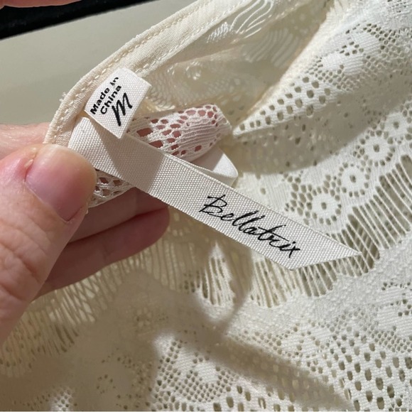 Bellatrix Beige Scalloped Lace Top Off White Size Medium - Picture 6 of 7